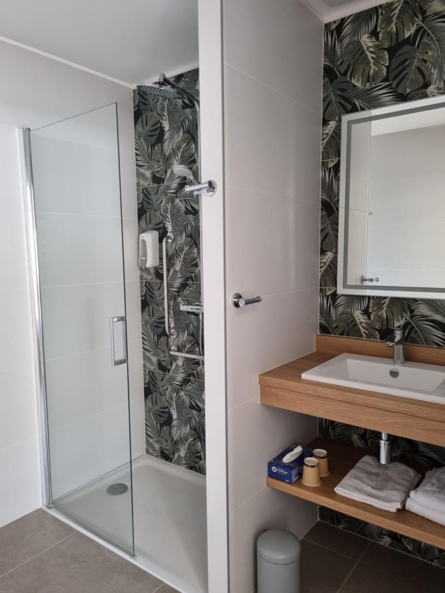 Comfort Triple Room Shower,1666802410:JPEG